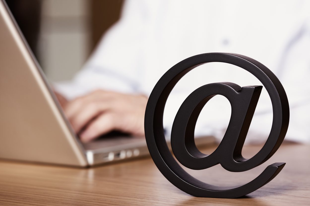 Auf einem Laptop wird eine Email geschrieben